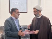 بحول و قوه الهی در یوم جاری حکم ریاست هئیت امناء ستاد توسعه و بازسازی عتبات عالیات شهرستان اسلام آباد غرب به حجت الاسلام زارعی امام جمعه محترم آن شهرستان توسط حاج فهام مرادپور سرپرست ستاد توسعه و بازسازی استان اهدا گردید